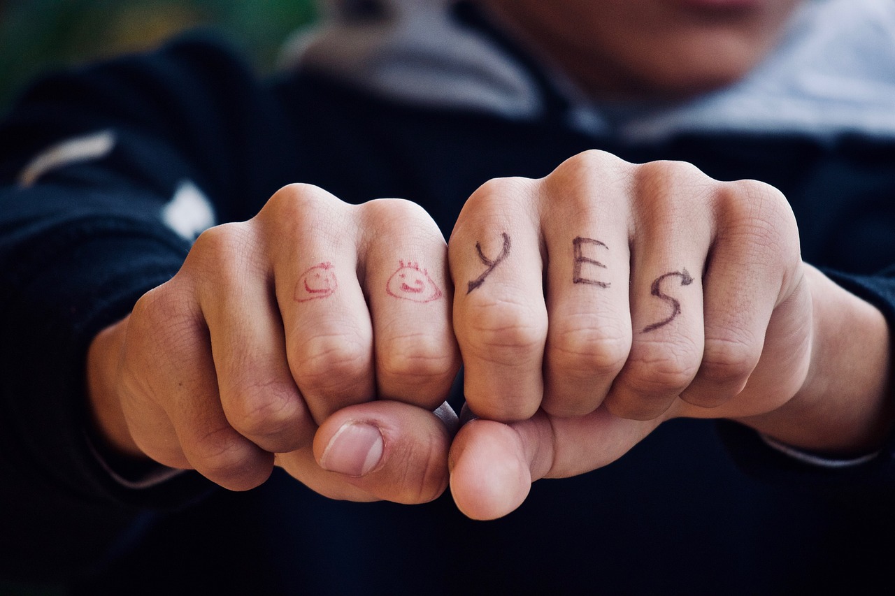 긍정의 의미를 손가락에 그려놓은 이미지