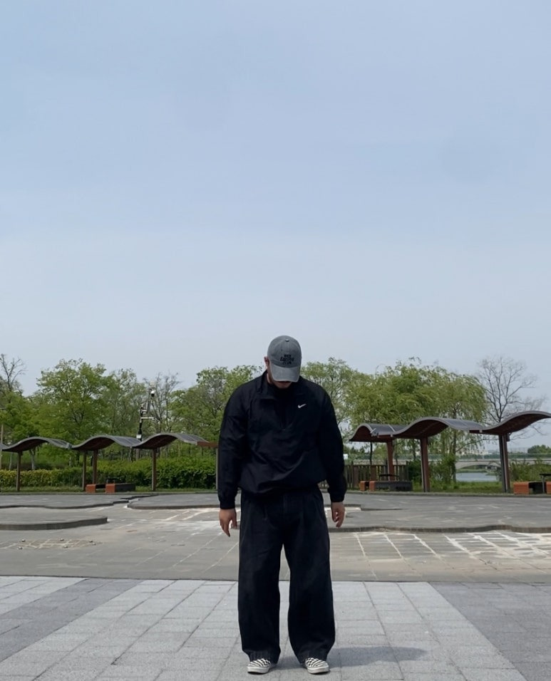데일리룩(2025. 5. 14.) 윅(wick) 웨이브 스톤워시드 볼캡 그레이, 나이키 스투시 나투시 아노락 블랙, 무신사 무신사스탠다드 데님 와이드 벌룬팬츠 블랙, 반스 체커보드