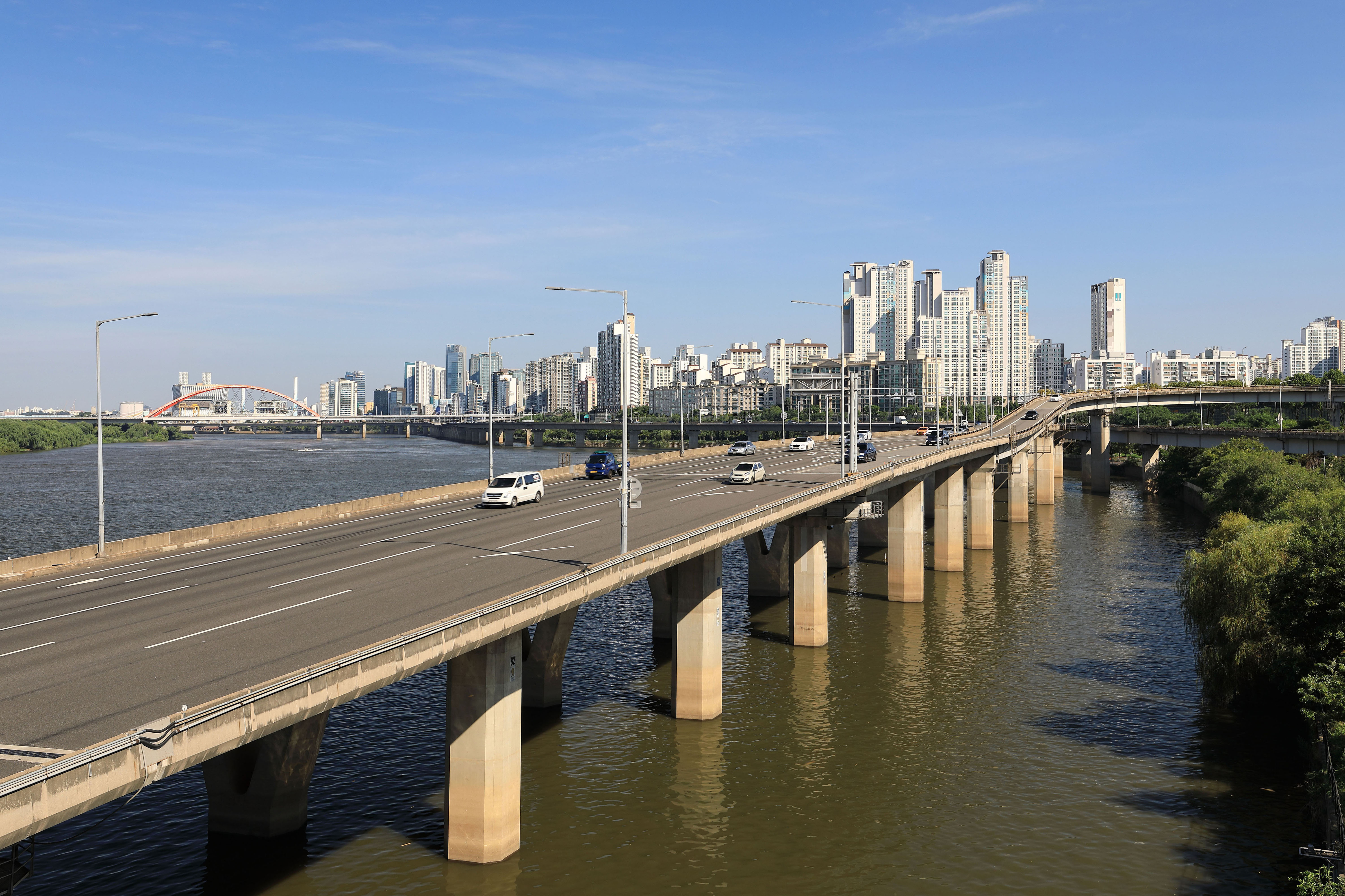 수질오염총량제는 종합환경정책을 기반으로하여 수질 보전을 위한 장기적인 방향과 전략을 제시합니다.