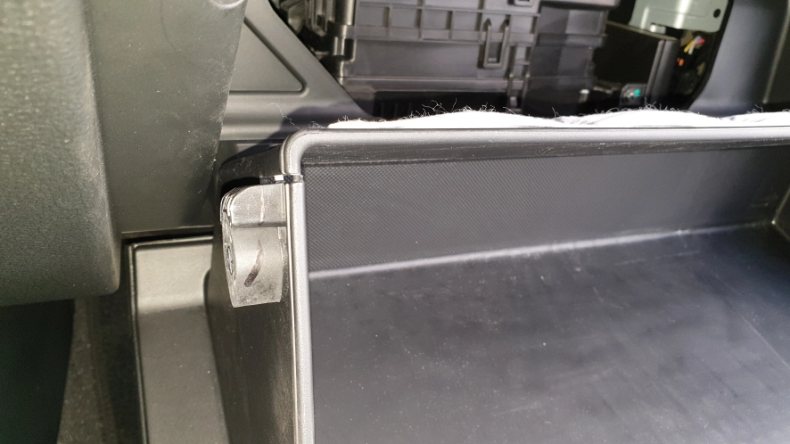 글로브박스 지지대