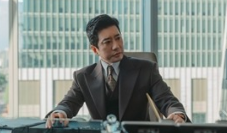 김강헌이 책상에 앉아있는 방송 이미지 캡쳐