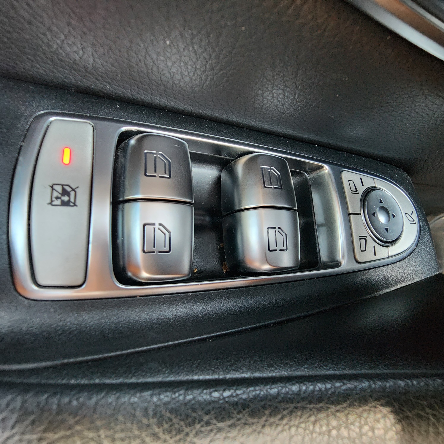 뒷좌석창문락걸린상태