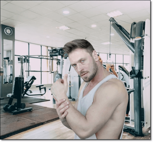 운동중 손목 통증을 느끼는 남성