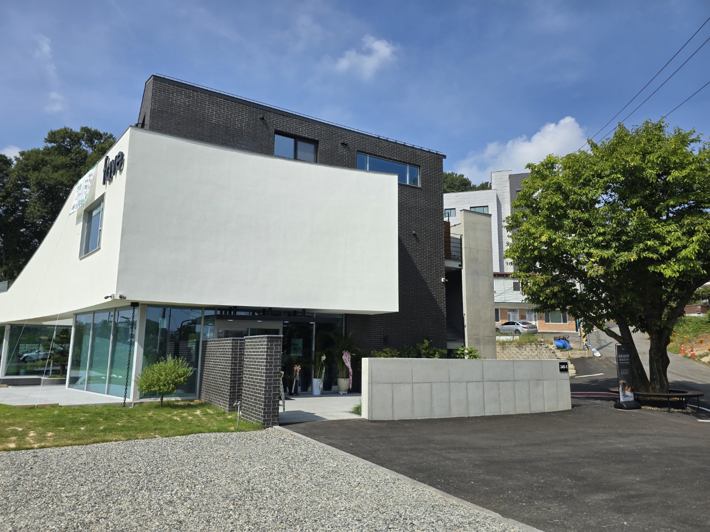 옆에 큰나무 뒤에 주차공간이에요