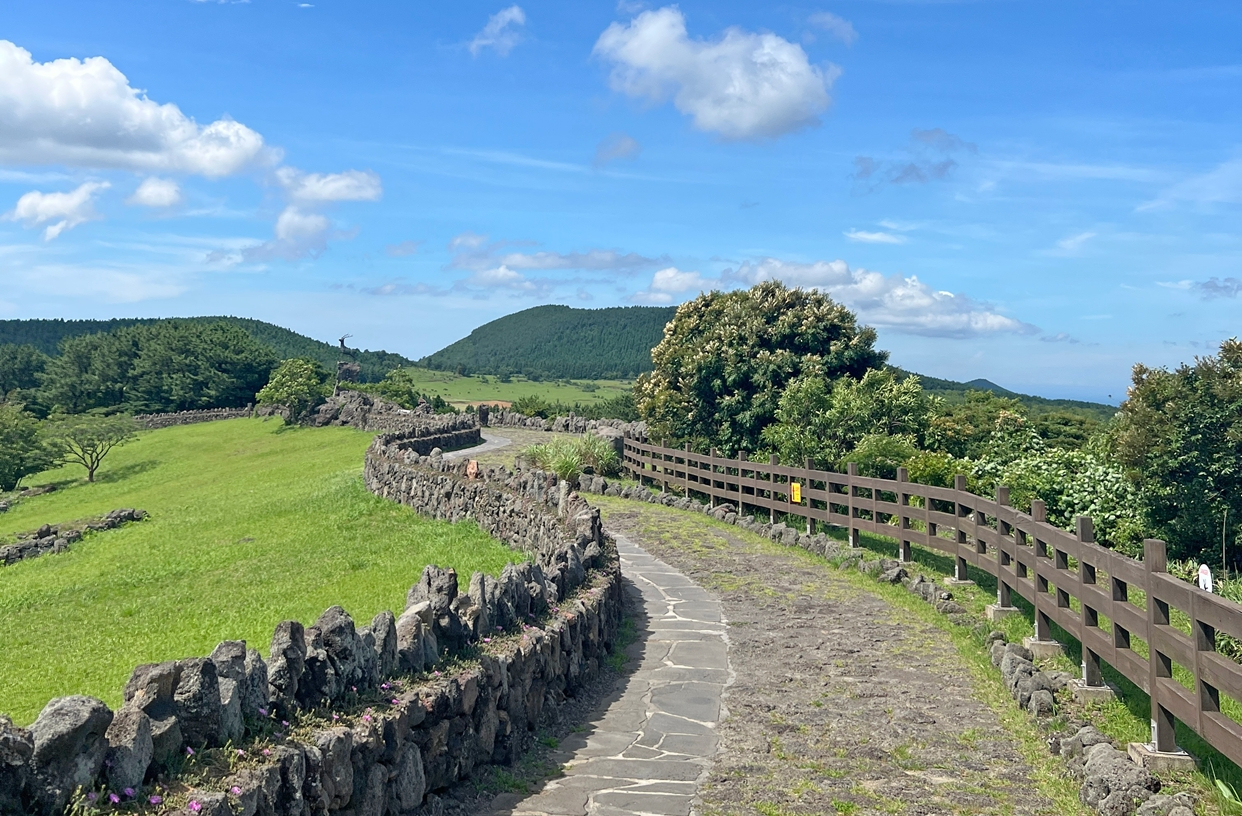 정상에서 마주한 제주 동쪽의 풍경