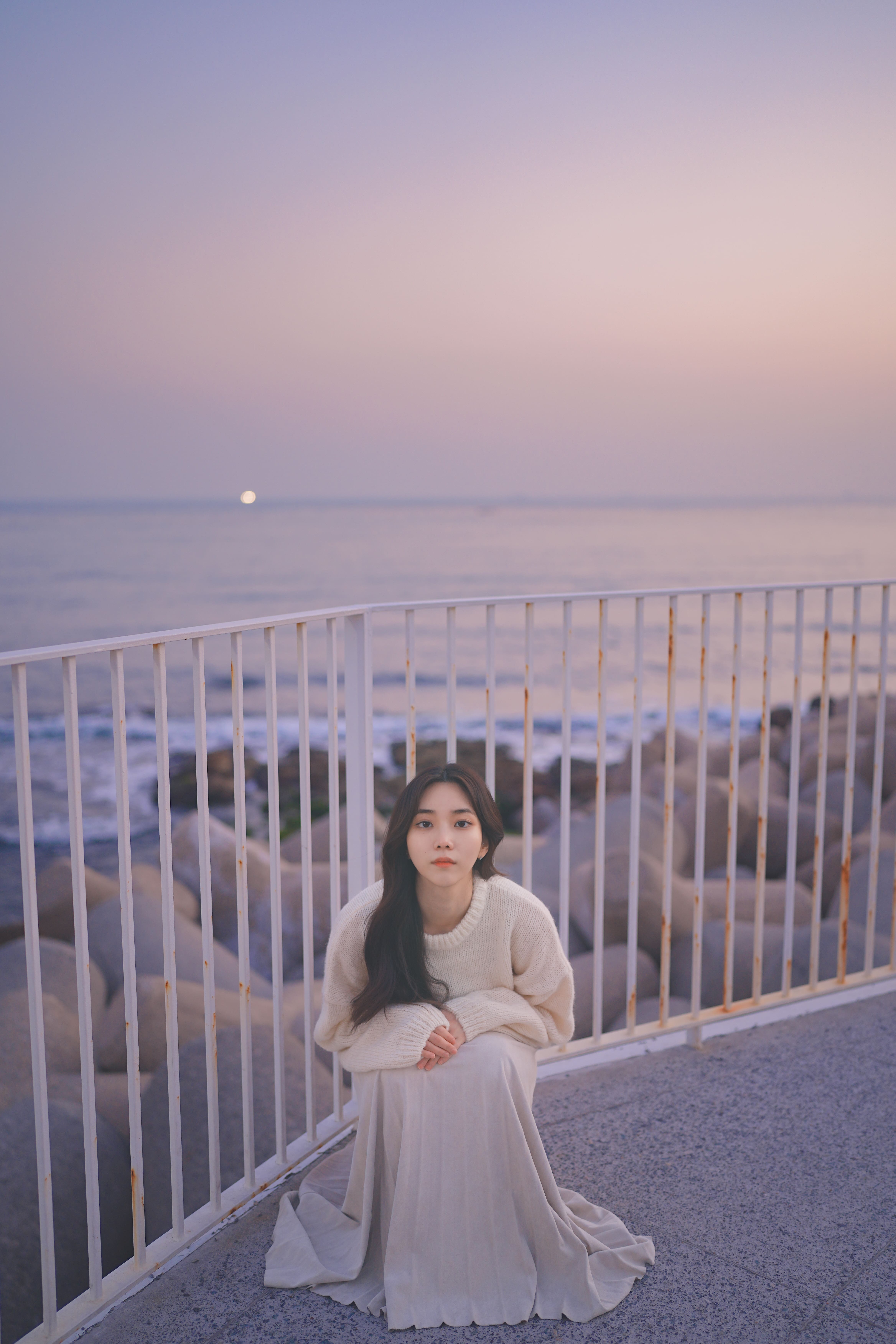 일몰 배경 바닷가 인물사진