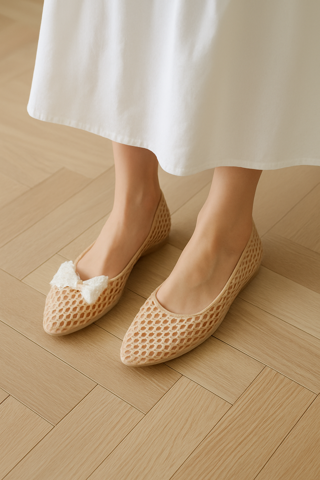 헤븐젤리슈즈 우천 착용샷 &ndash; 비 오는 날 원피스와 함께 착용한 장면