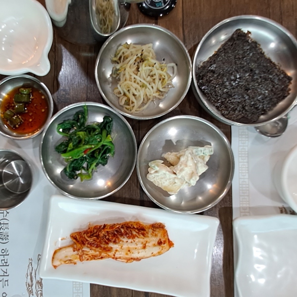 반찬이 테이블 위에 놓여 있습니다.