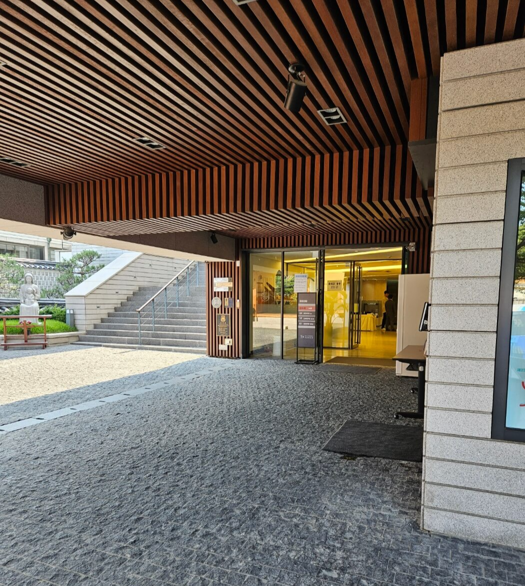 부페아리스_가회동성당입구