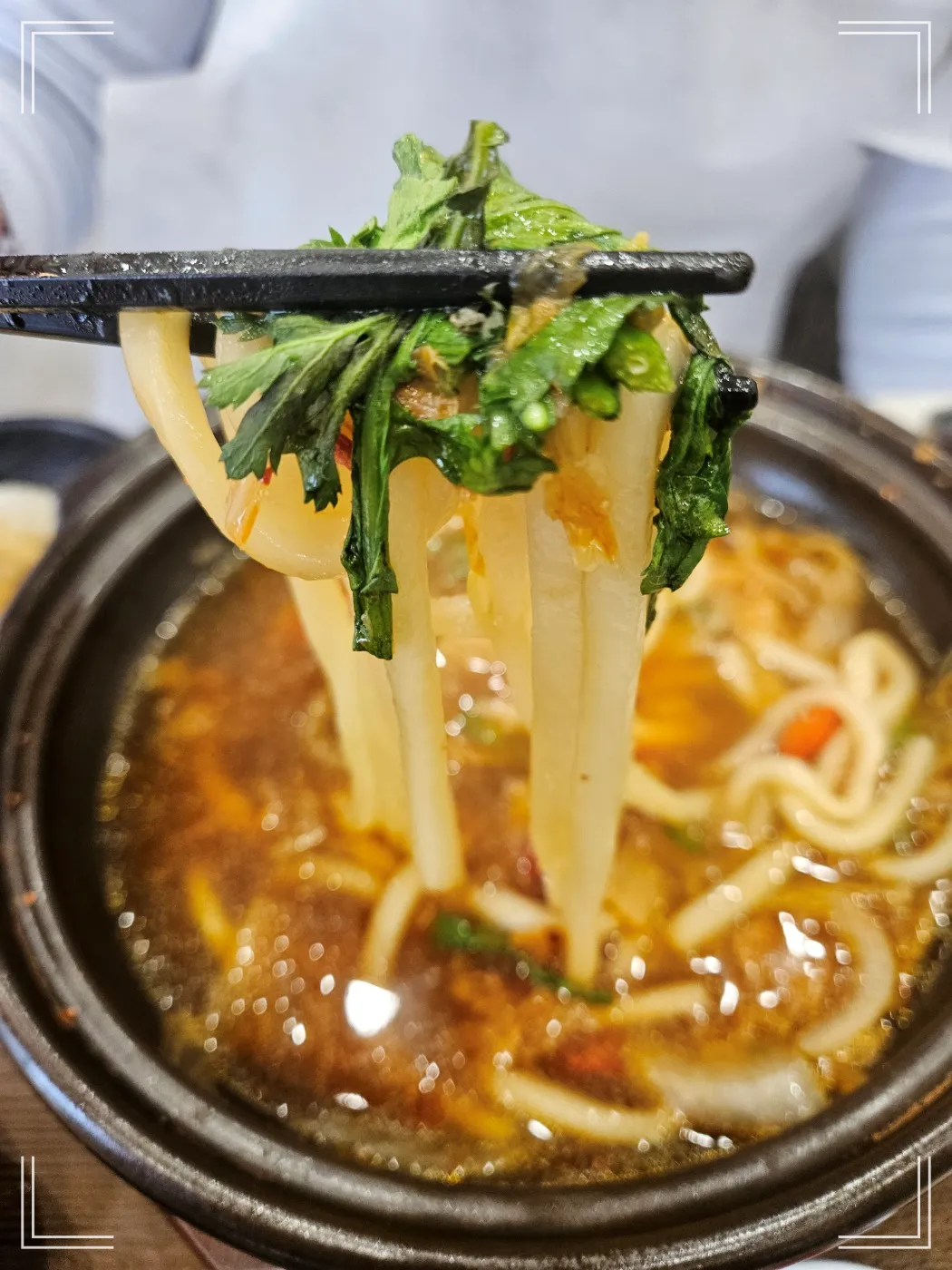 김치우동-면발-쑥갓