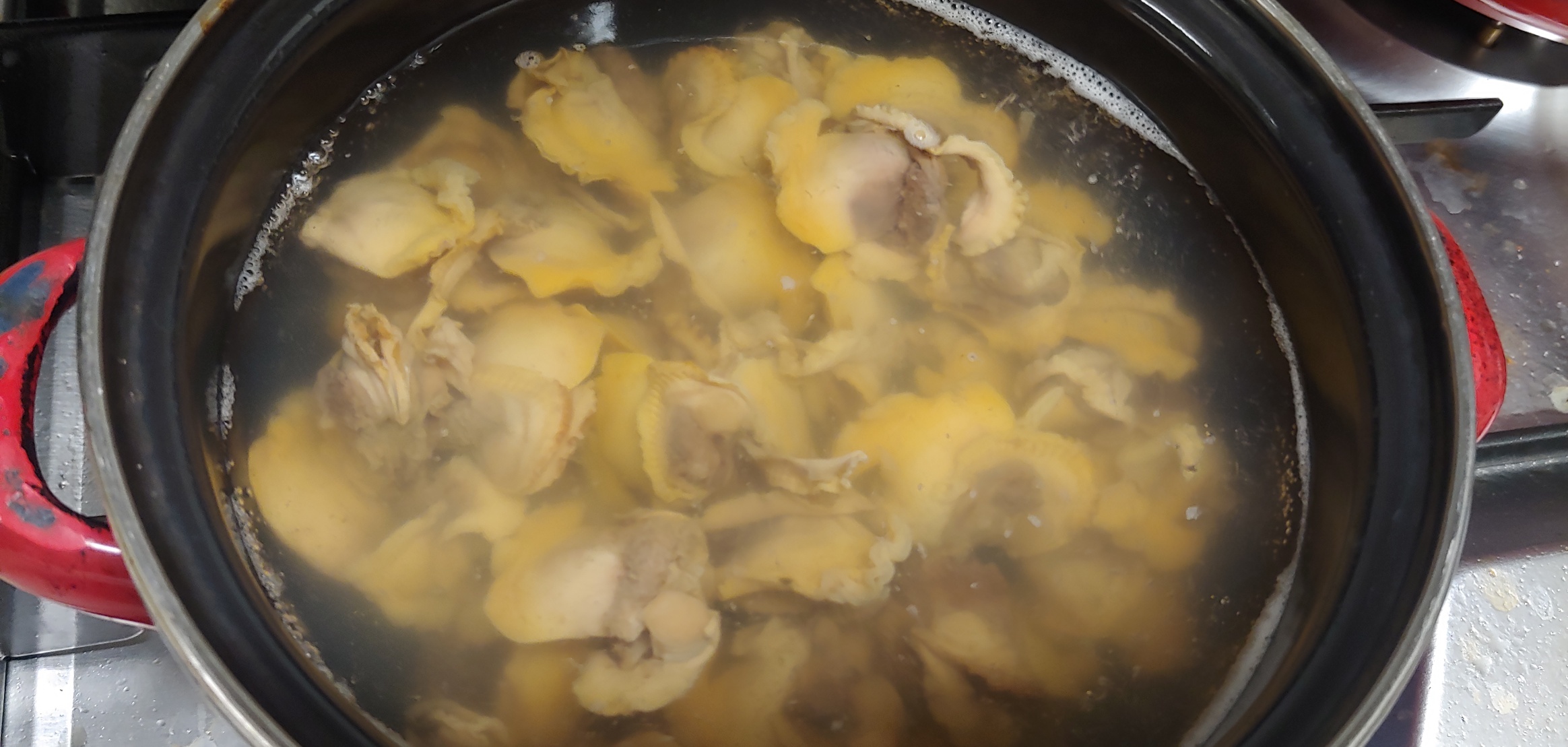 통조림 꼬막은 너무 오래 삶으면 부서집니다. 저희집은 2인분량으로 2캔 땄습니다.