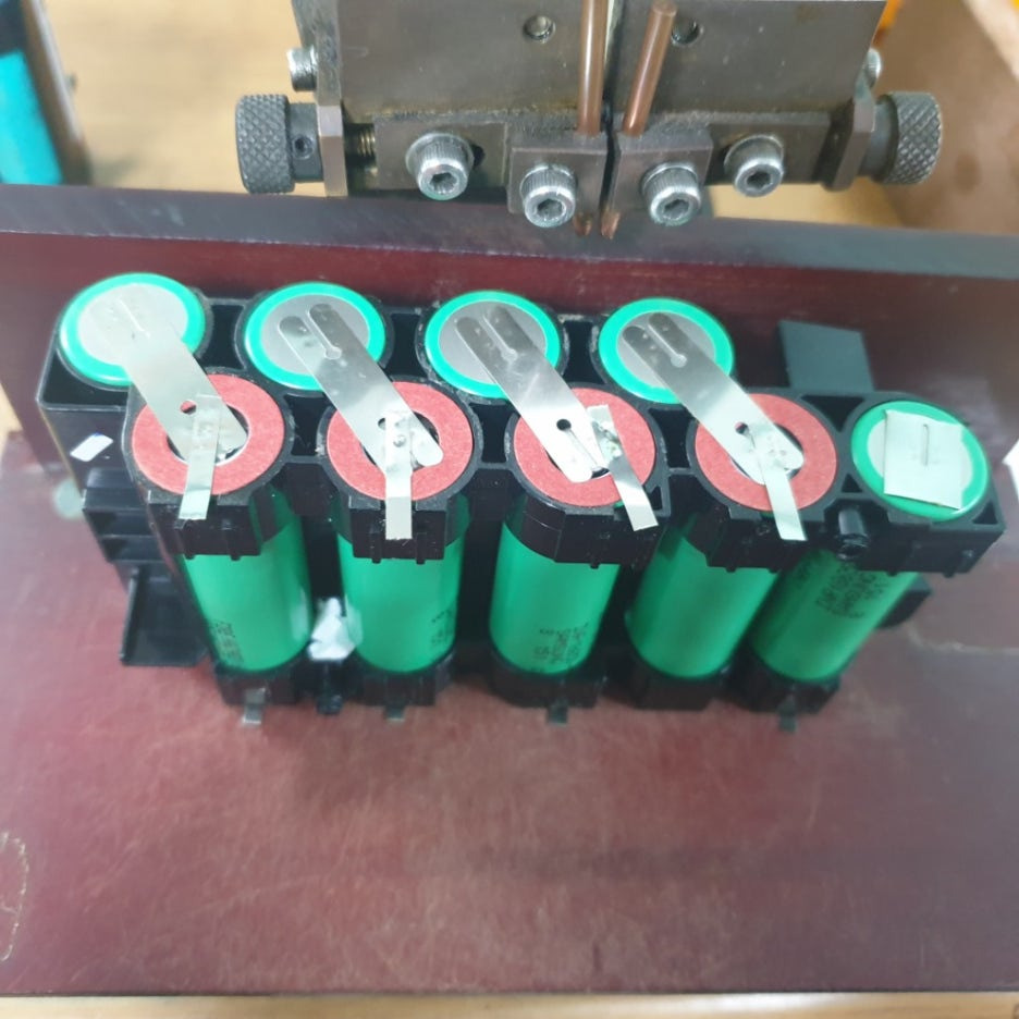 배터리와 니켈 스폿 용접