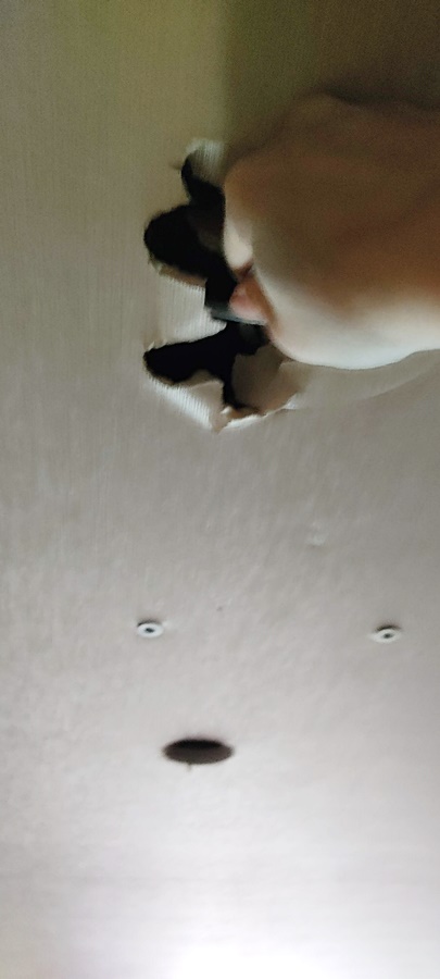 전선을 안쪽으로 집어넣어 흔들어 선을 보냄