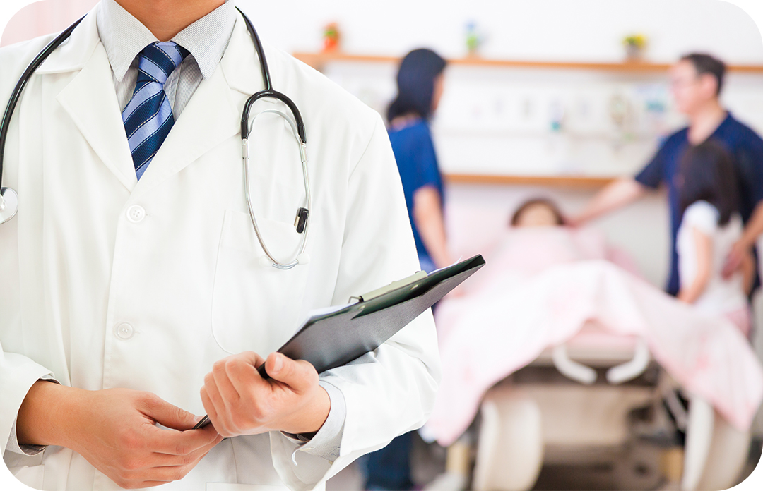 서류를 들고있는 의사와 뒤에 보이는 환자 가족들