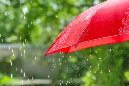 빨간 우산과 비가 온다.