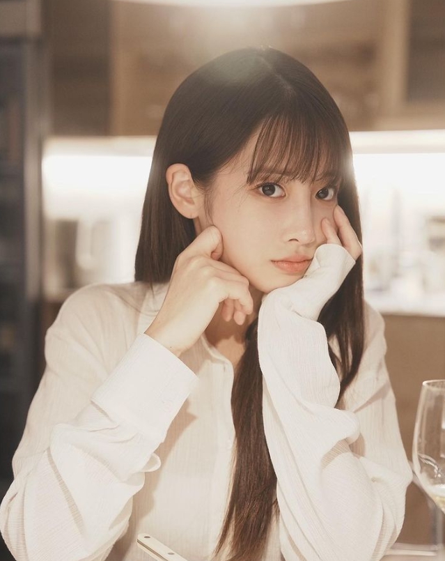 손을턱에기대고있는-긴머리여성의모습