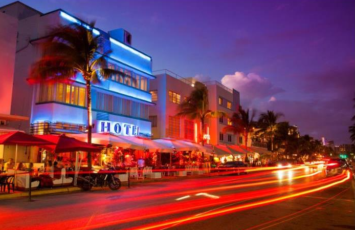 미국-바이스-시티의-길거리-모습으로-화려한-네온-불빛과-야자수가-늘어서-있는-야경-모습과-화려한-호텔들-사진