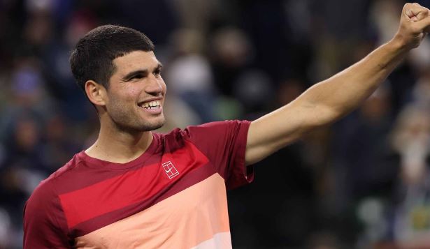 카를로스 알카라즈가 관중에게 미소를 보내는 사진