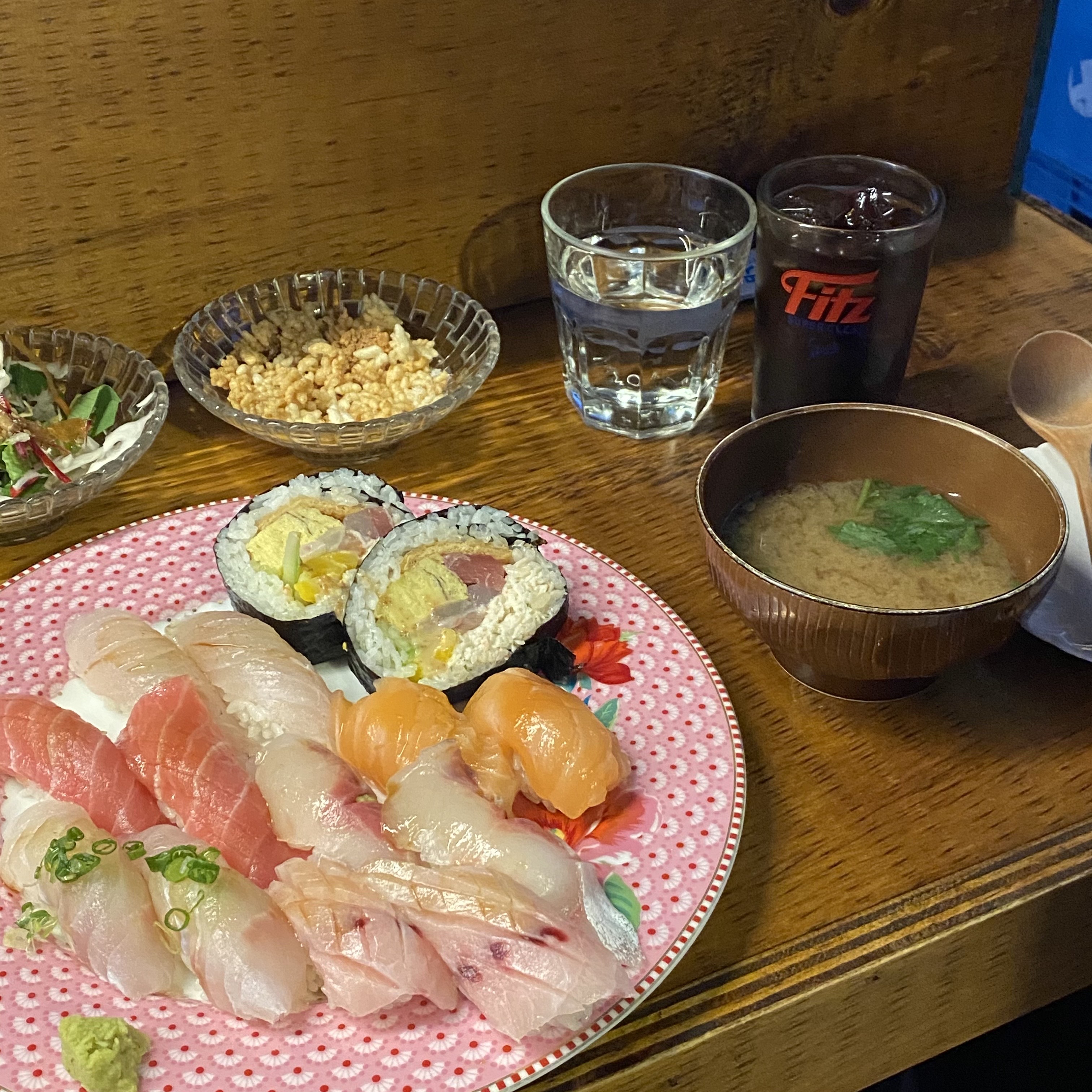 분홍색-그릇에-놓인-초밥-14ps-그리고-된장국