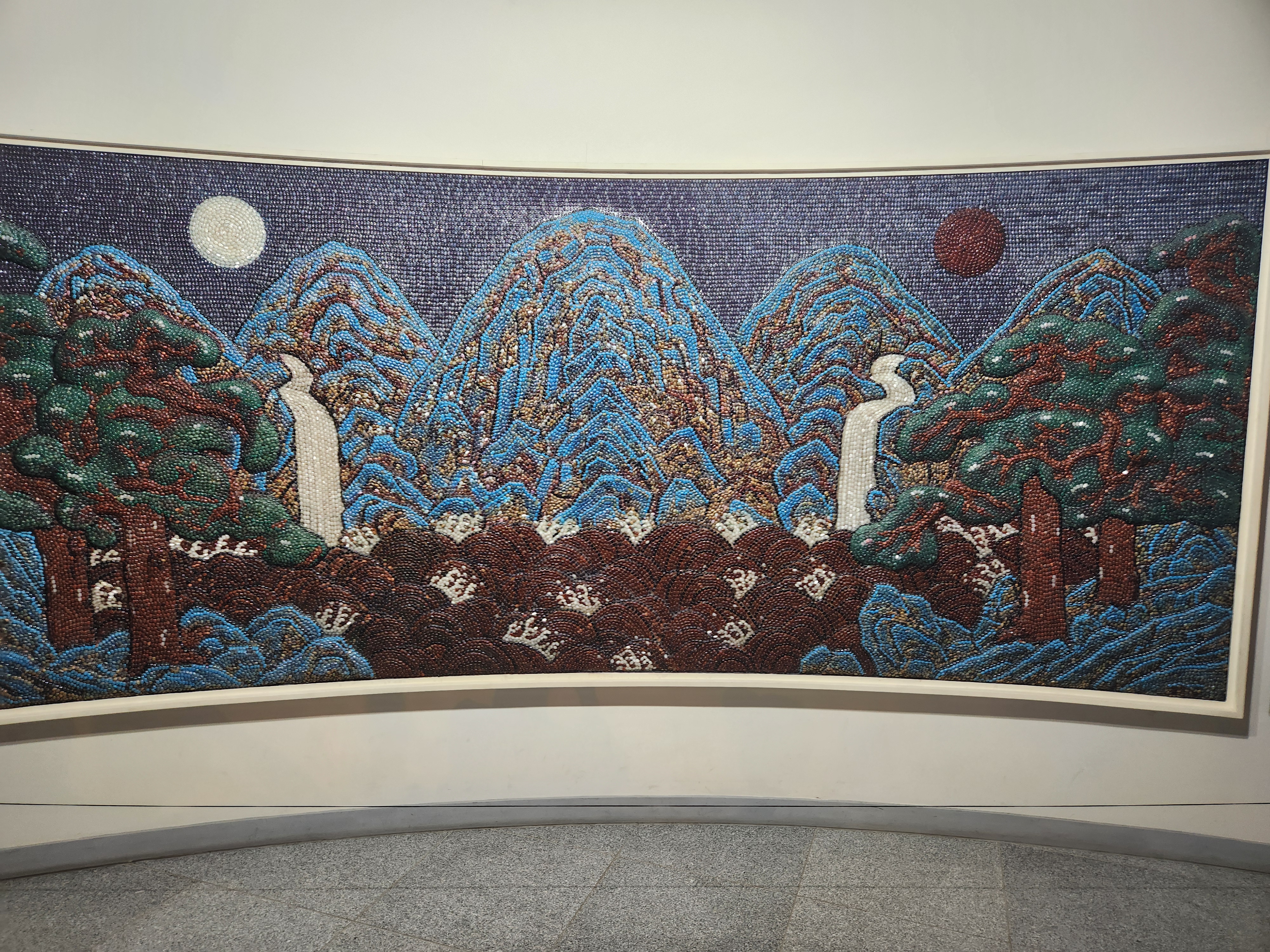 보석으로 만든 '오봉산일월도'