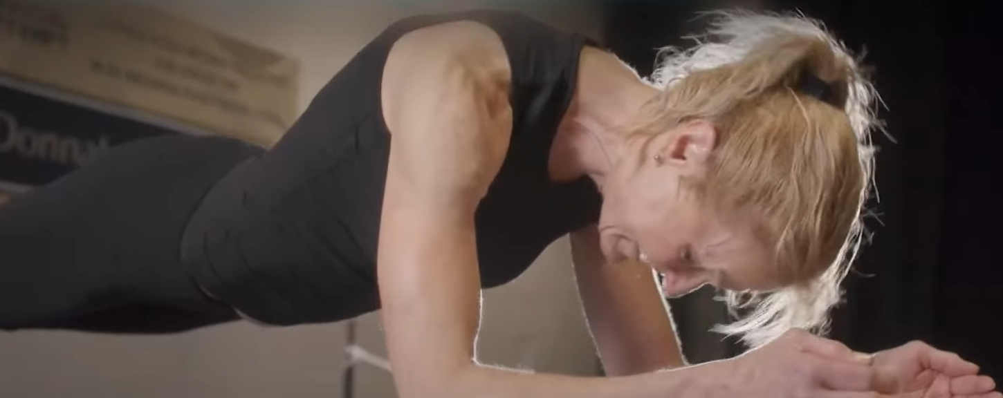 기네스 세계기록 도전자중인 58세 여성의 모습