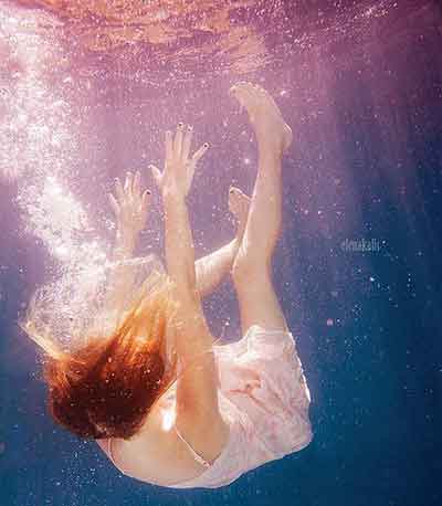 물에 가라앉는 장면