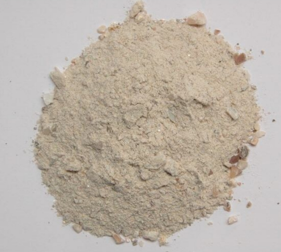 바다에서 채취를 한 전복의 껍질을 깨끗하게 세척을 한 후에 식초에 담갔다가 굽고 다시 담갔다가 굽고 한 후에 곱게 가루를 내어 만든 석결명을 하얀 바닥 위에 수북하게 쌓아두고 찍은 사진