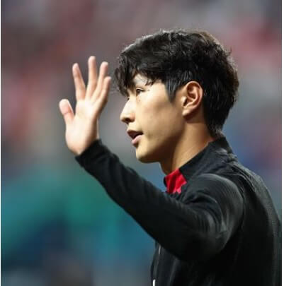 팬들에게 답례하는 이강인