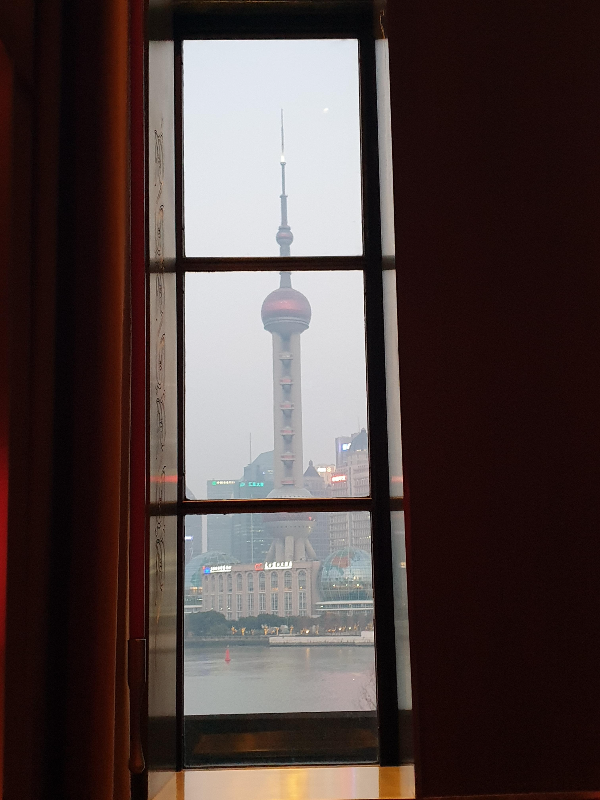 아직 어두워지기 전의 동방명주