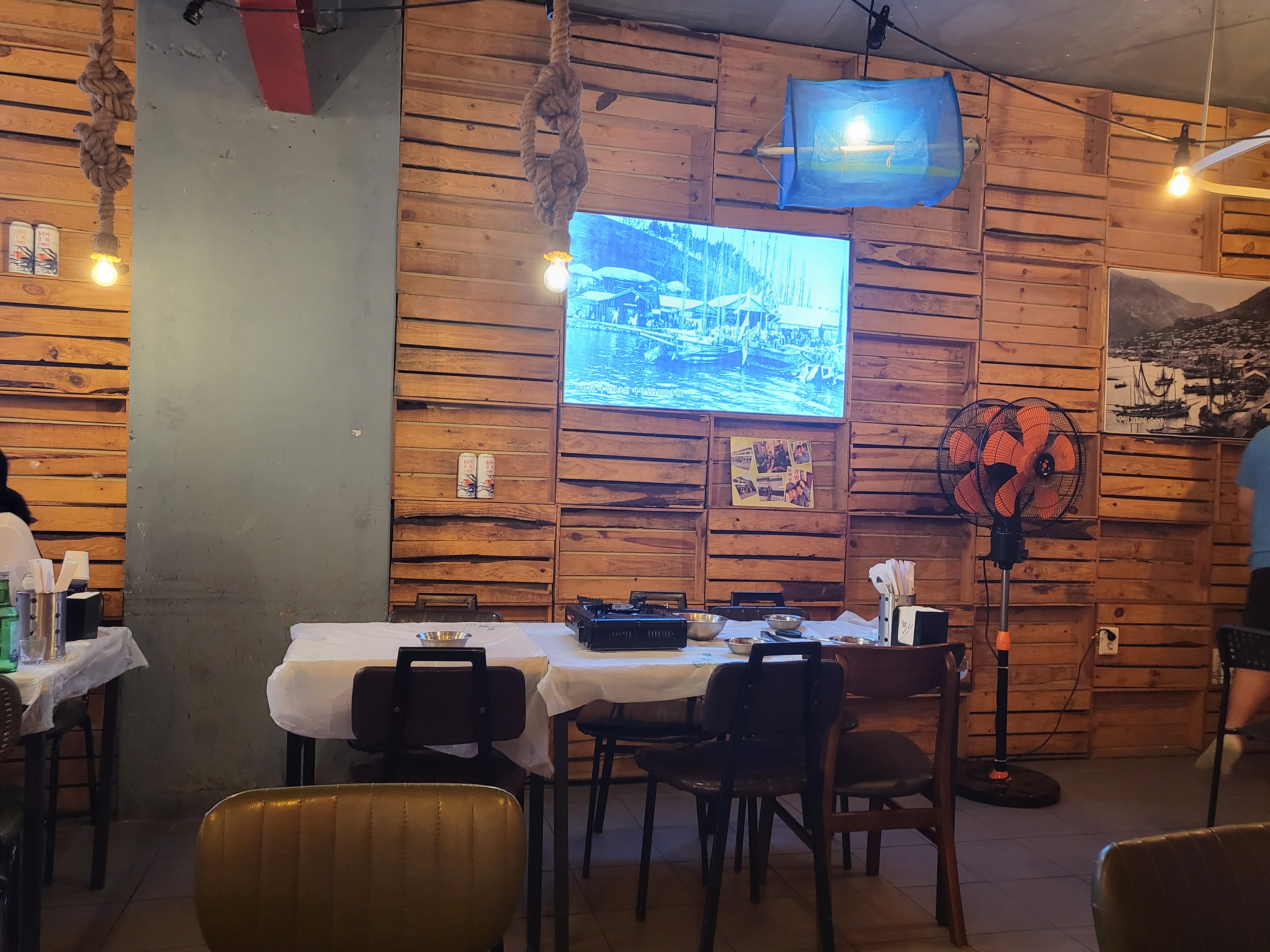 여수돌문어상회 내부