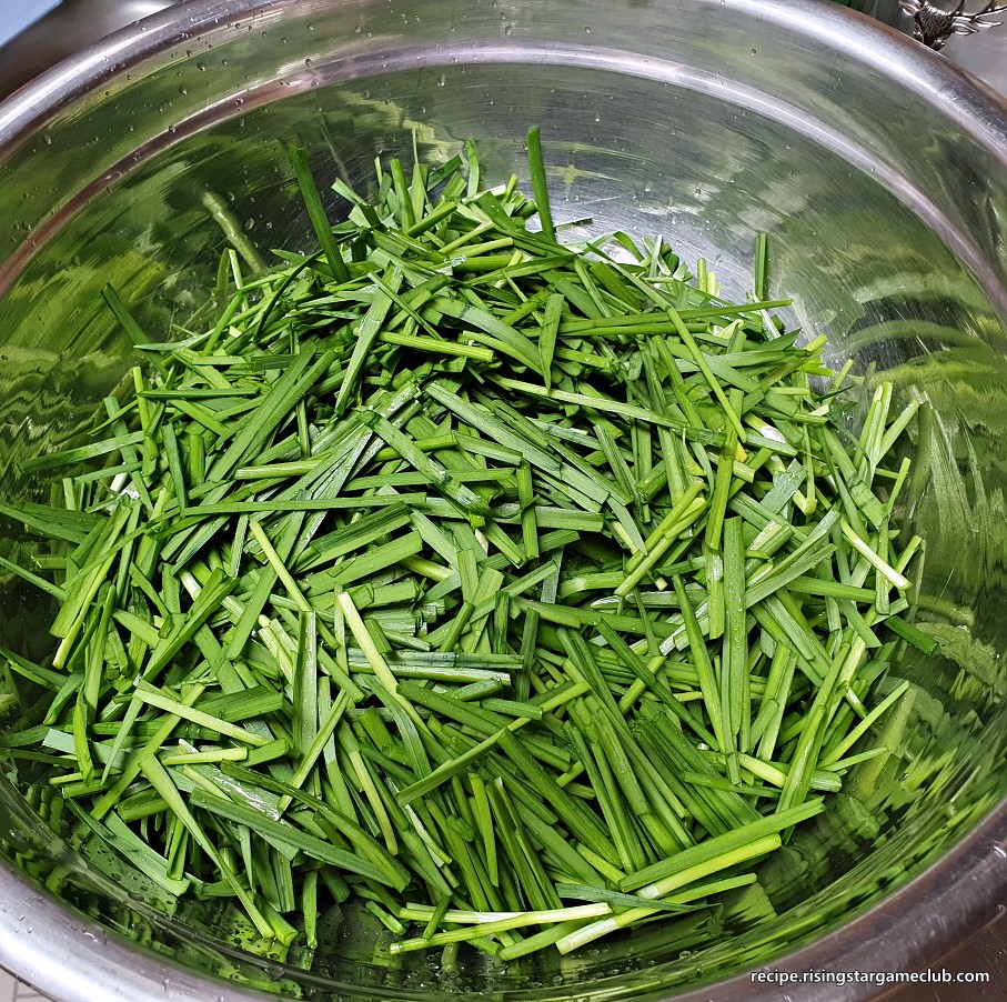 부추 겉절이에 들어갈 부추를 버무리기 위해 커더란 양푼에 담아 놓은 사진