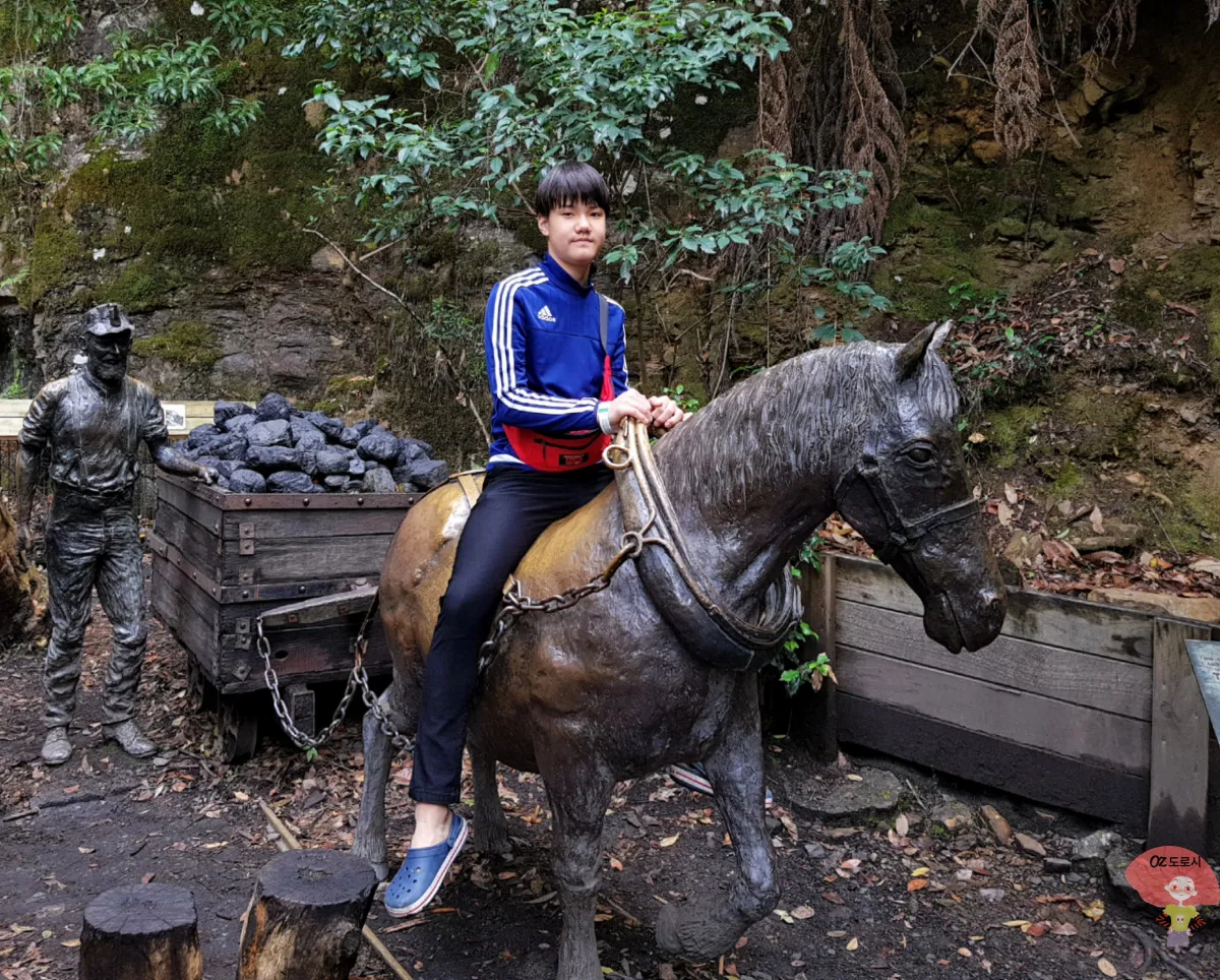 호주-시드니-근교여행-블루마운틴-국립공원-카툼바-탄광촌을-재현해-둔-포토존-은우-기념샷