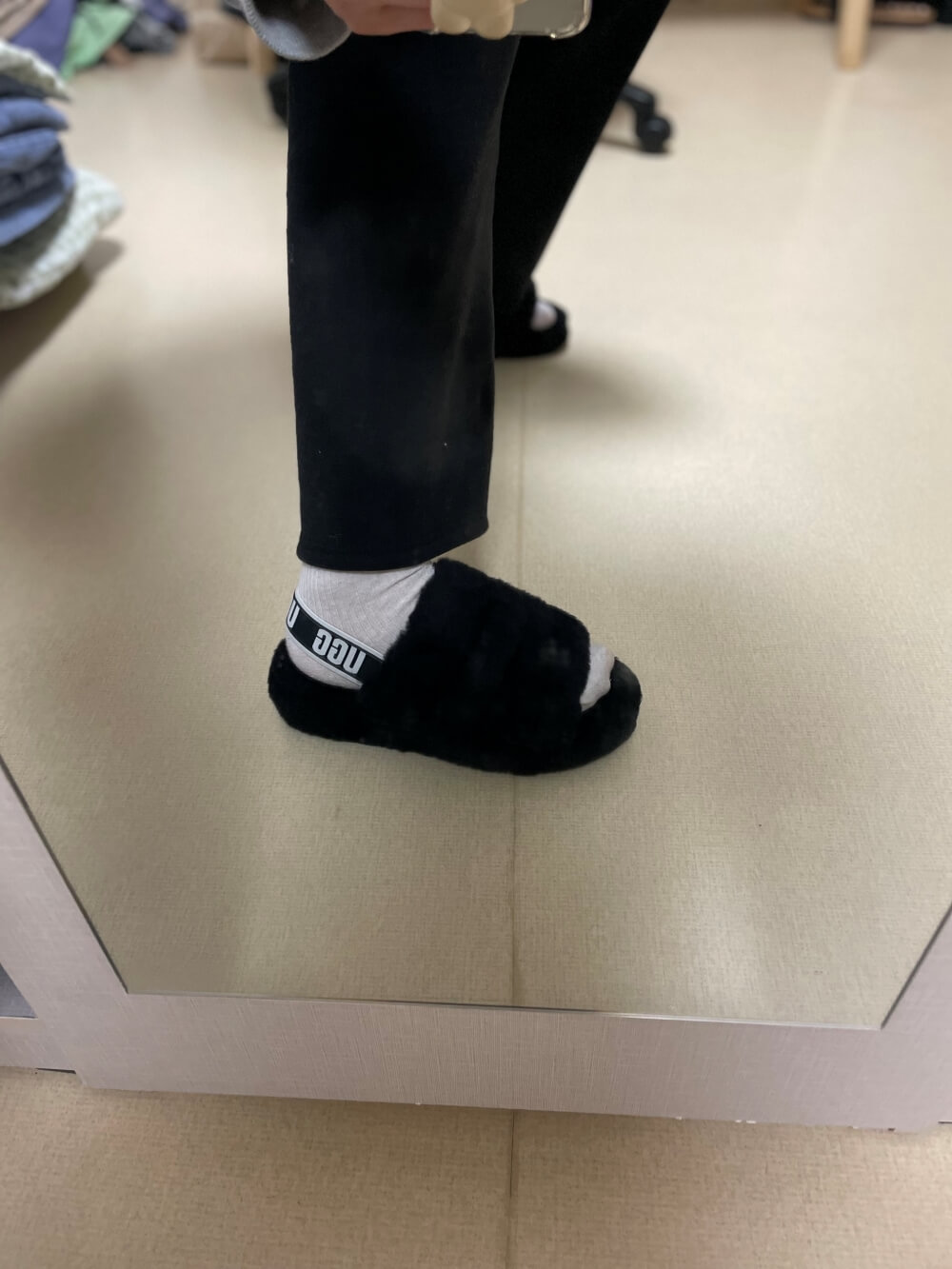 어그 UGG - 플러프 예 슬라이드 양말 착용샷