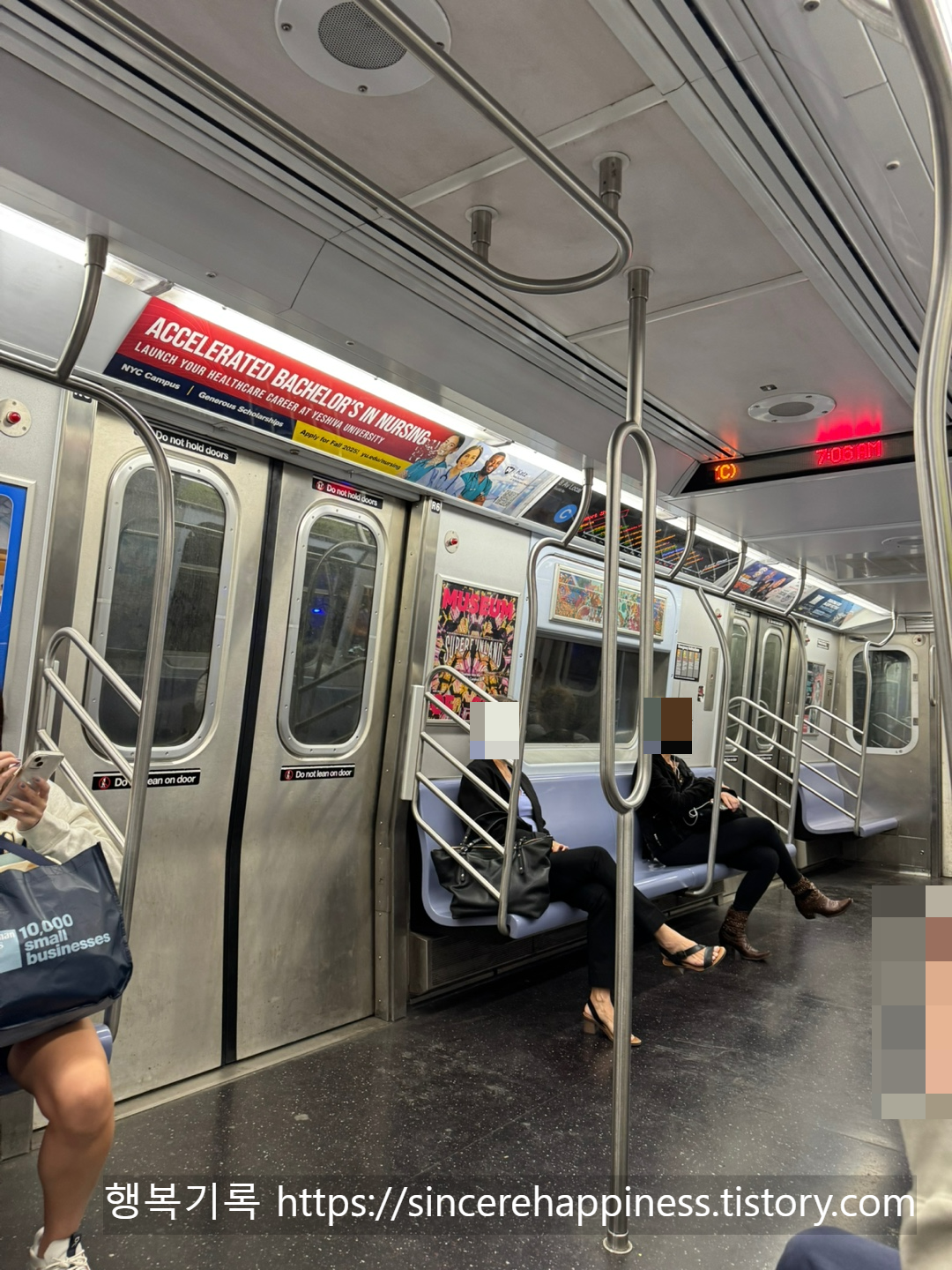 빈티지한 느낌의 뉴욕 지하철 내부 좌석과 현지인들의 출근길 풍경