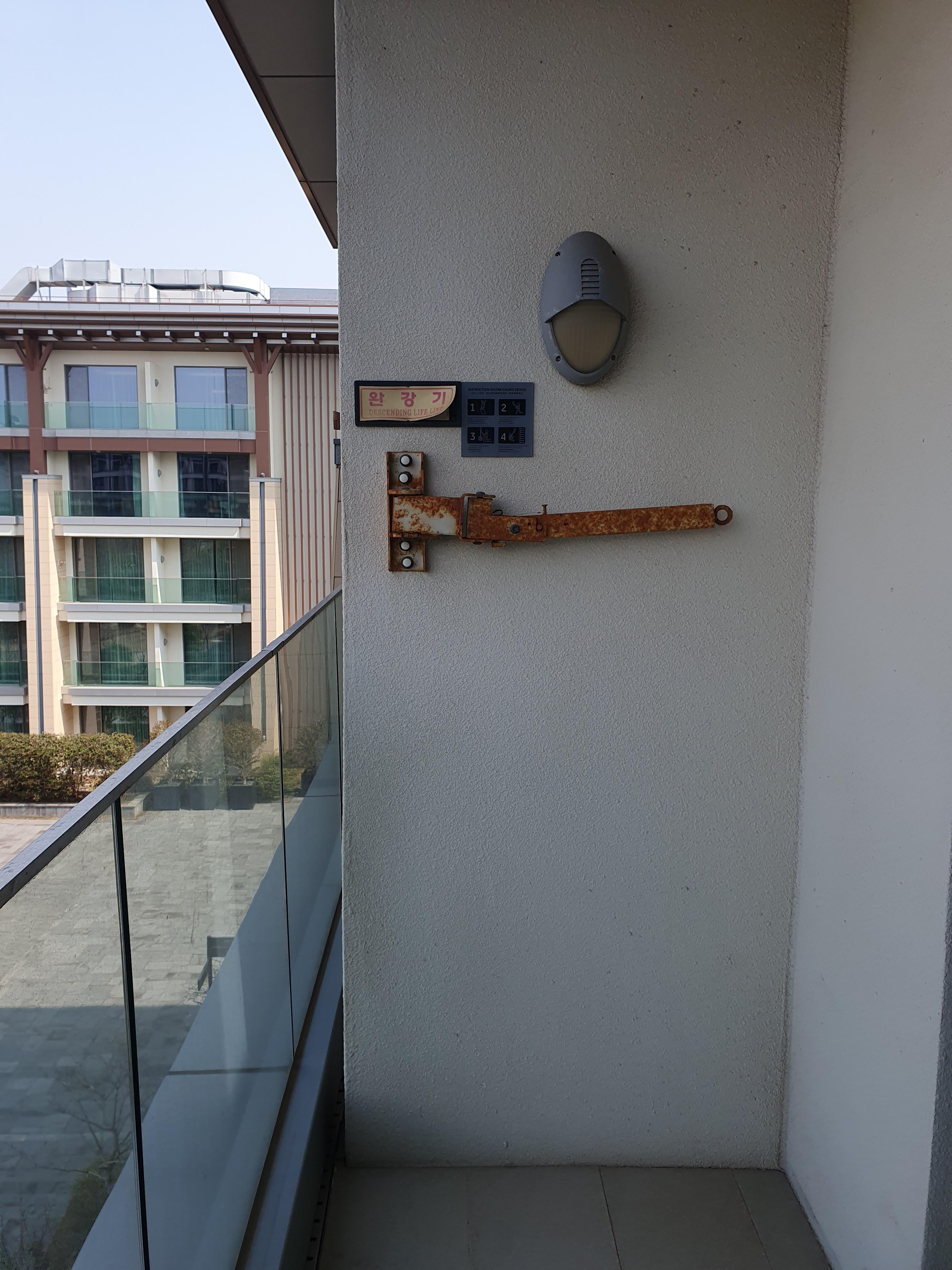 완강기는 왜이리 녹슬어 있지?