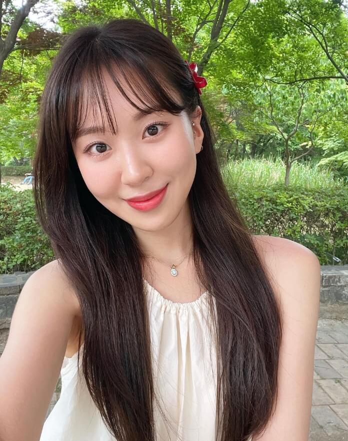 목걸이를착용한-긴머리여성의모습