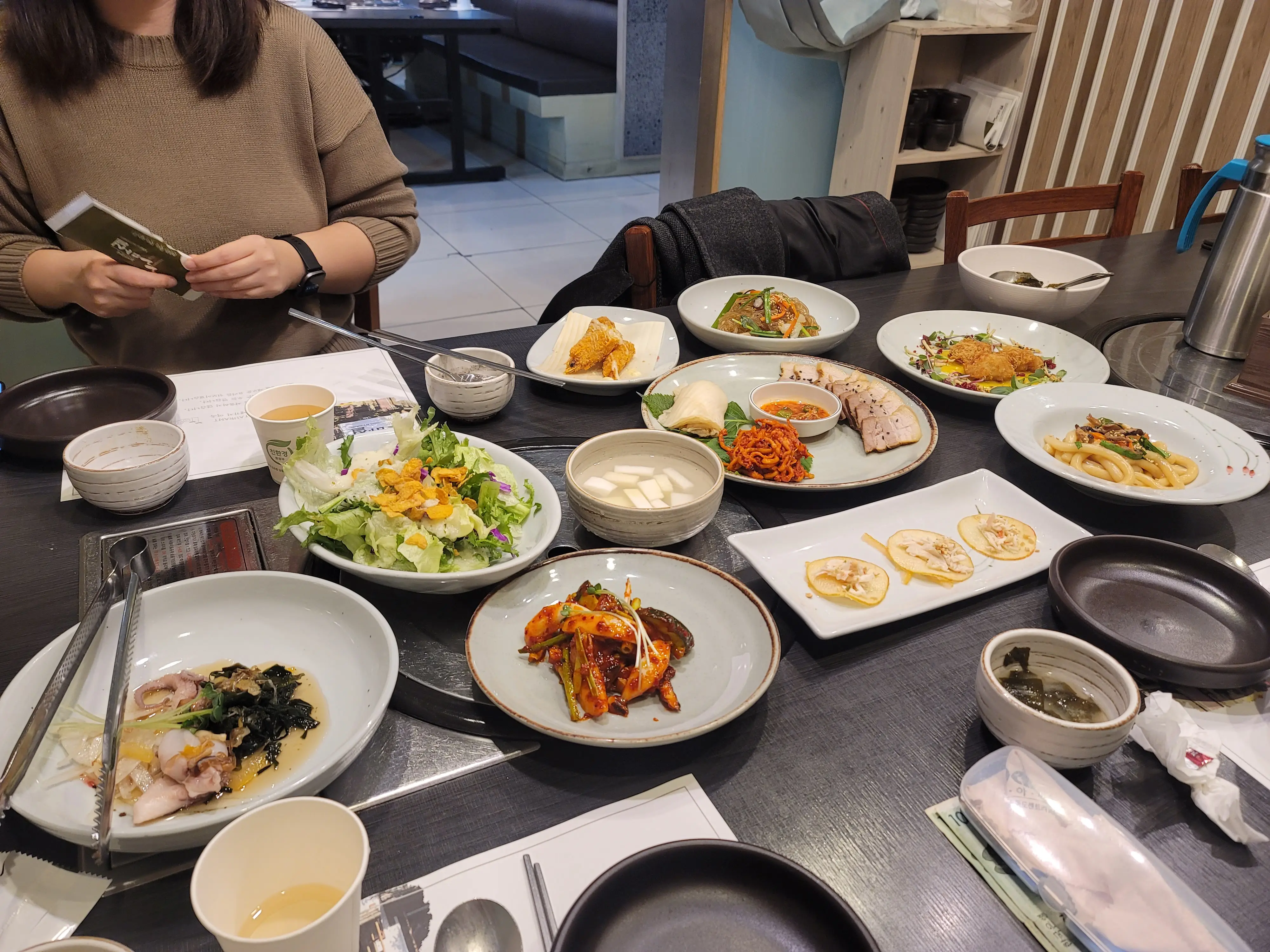 마실정식 기본 찬.
메뉴판에서 보았던 음식들의 대부분이 빠르게 세팅된다.