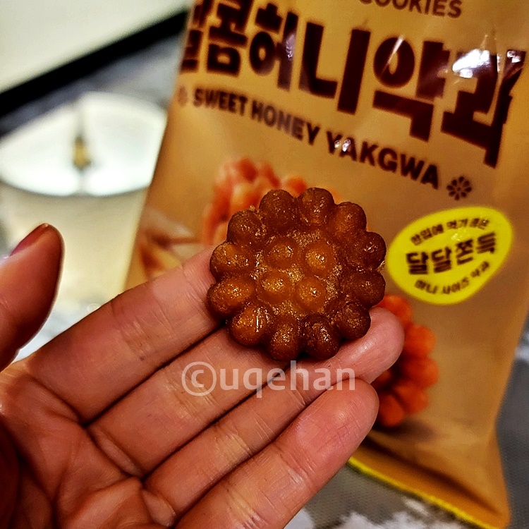노브랜드 신제품 달콤 허니 약과과 포장을 뜯어 손가락 위에 올려져 있다. 한입에 쏙 들어가는 작은 사이즈이다.