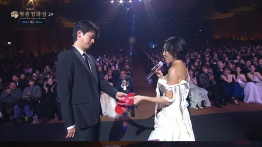 화사, 올해 솔로 여가수 최초 &lsquo;퍼펙트 올킬&rsquo;(PAK)