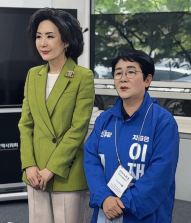 대선 당시 이재명 더불어민주당 대선 후보 중앙 선대위 '서울대 10개 만들기 추진위원장'에 임명된 이진숙 전 충남대 총장(왼쪽)과 박정현 민주당 대전시당 위원장(오른쪽) -일러스트