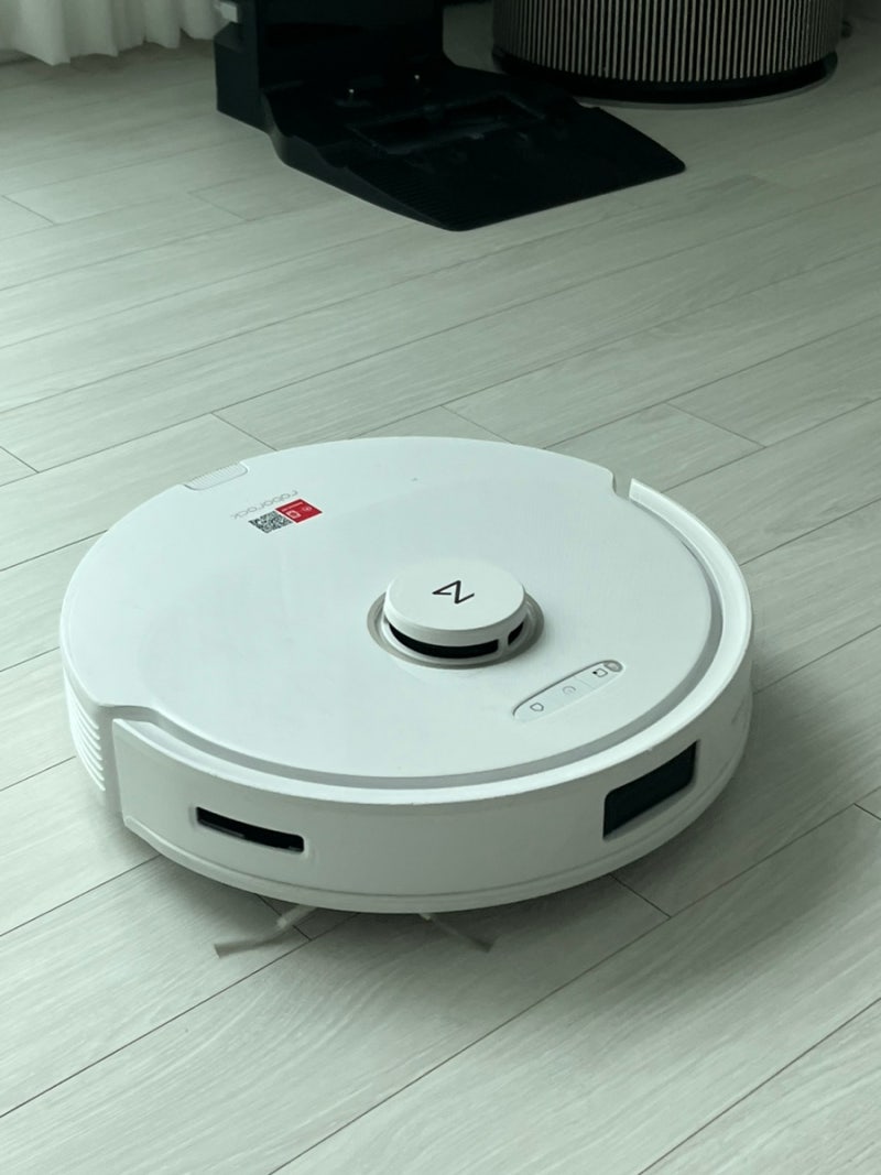 로보락 Q8 MAX PLUS 사이즈를 보여줌, 어디 놓아도 깔끔하다는걸 보여주는 사진, 청소기가 움직이고 있는 사진