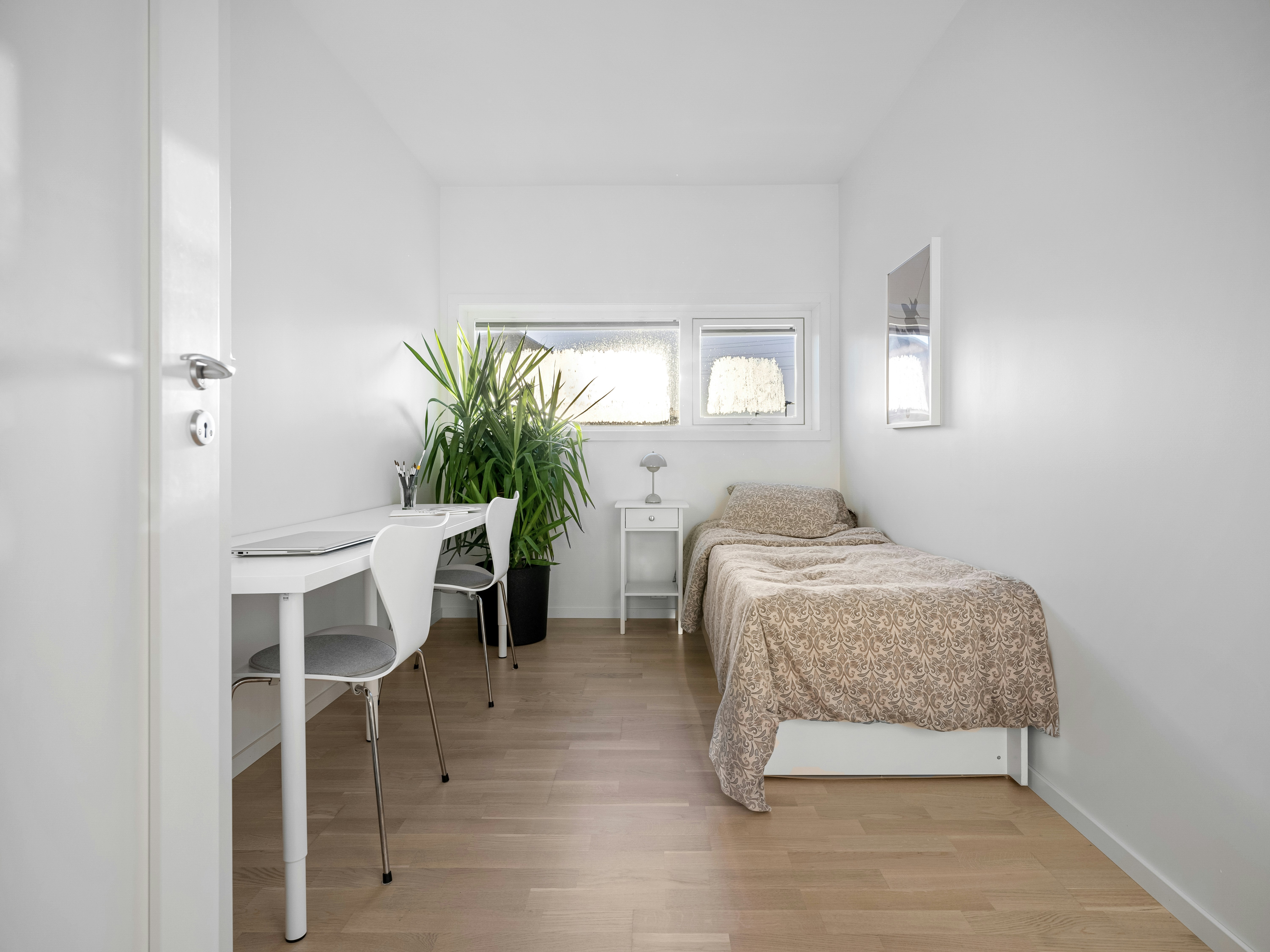 햇살이 들어오는 깔끔한 미니멀 인테리어 공간