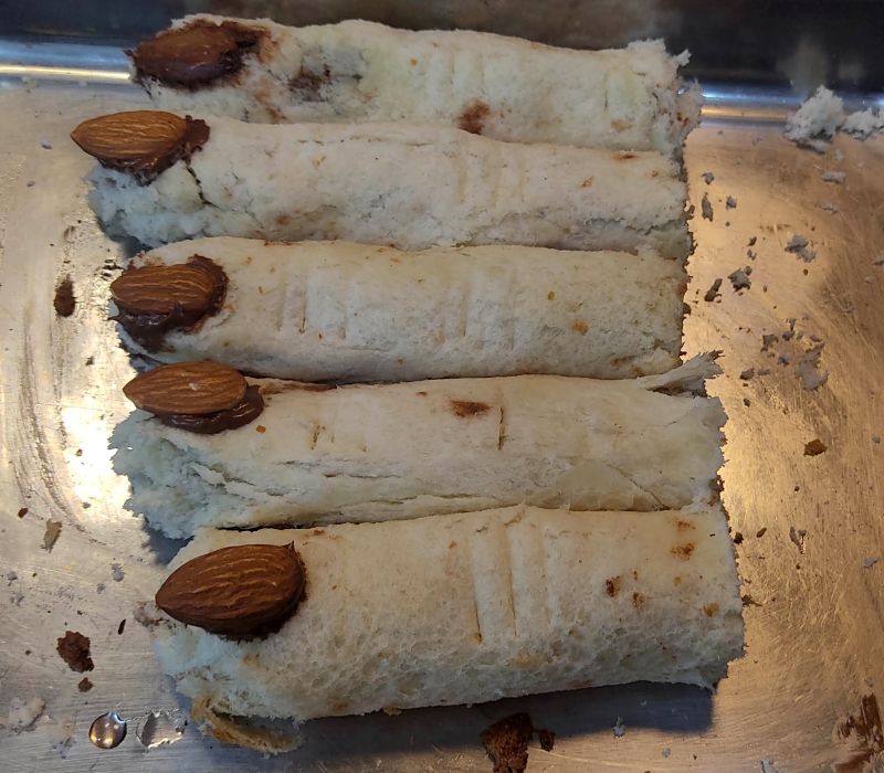 아몬드와 숟가락으로 모양만들어주기