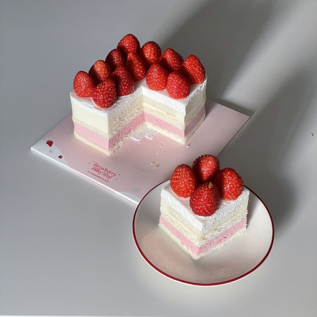 투썸플레이스-스트로베리-밀키-웨이-딸기케이크-조각낸-사진