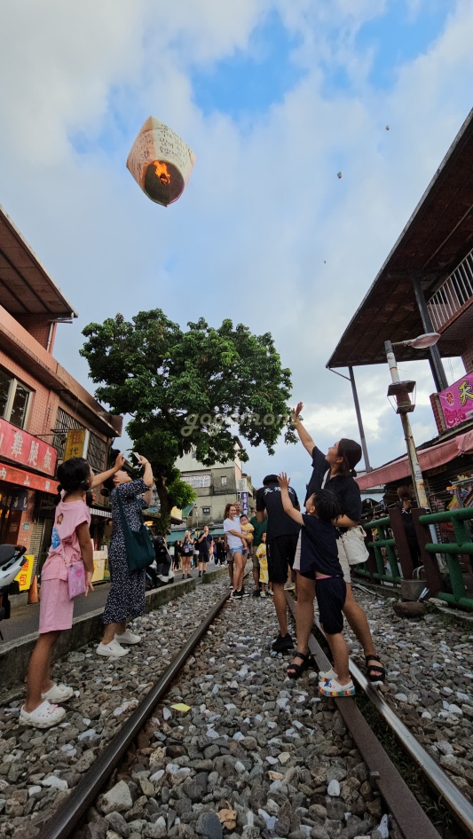 스펀역-천등날리기
