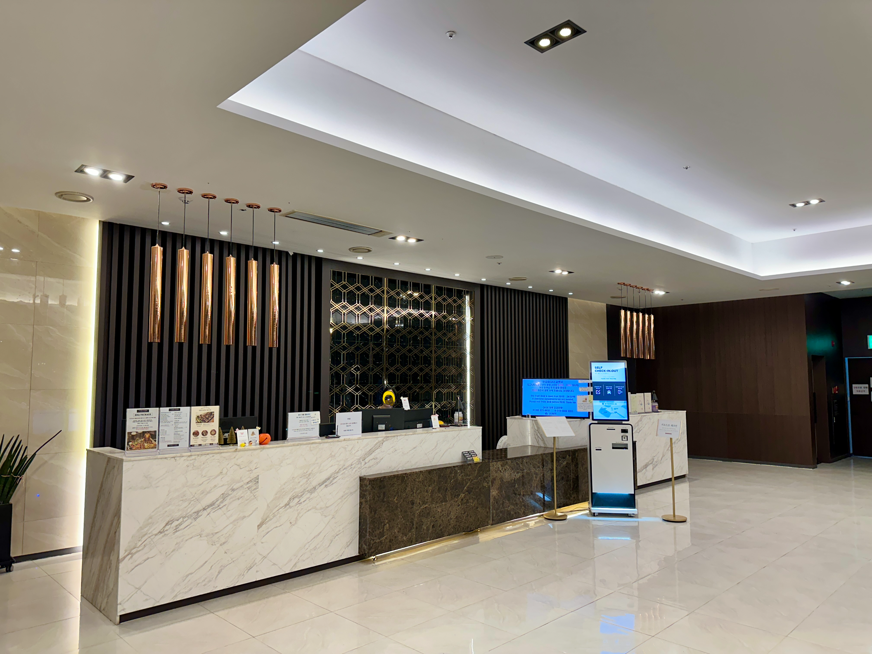 디그니티 호텔 로비 체크인 카운터