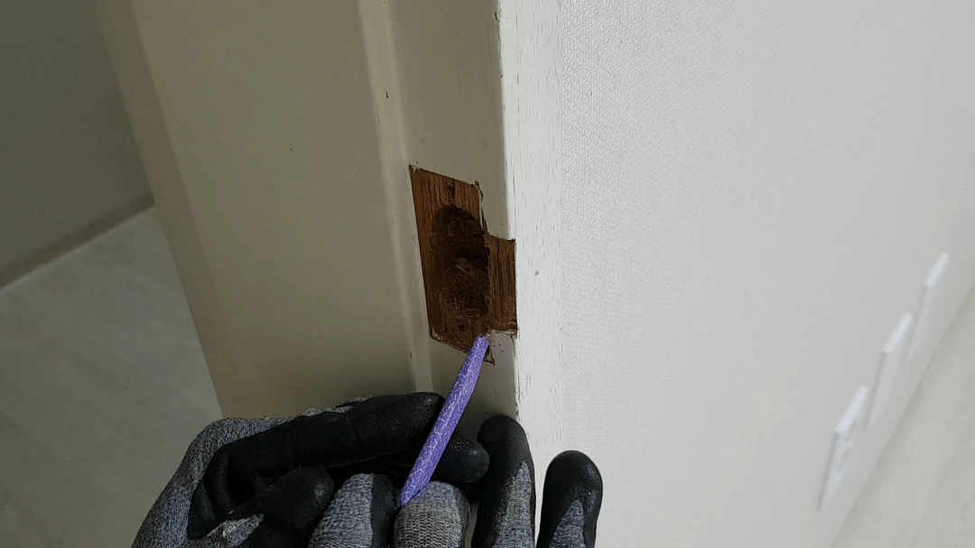 문틀 깎는 모습