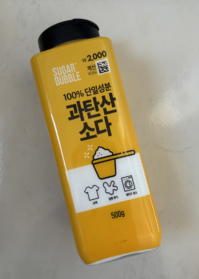 세탁조 청소용 과탄산소다와 따뜻한 물을 활용한 정석적인 청소 준비물