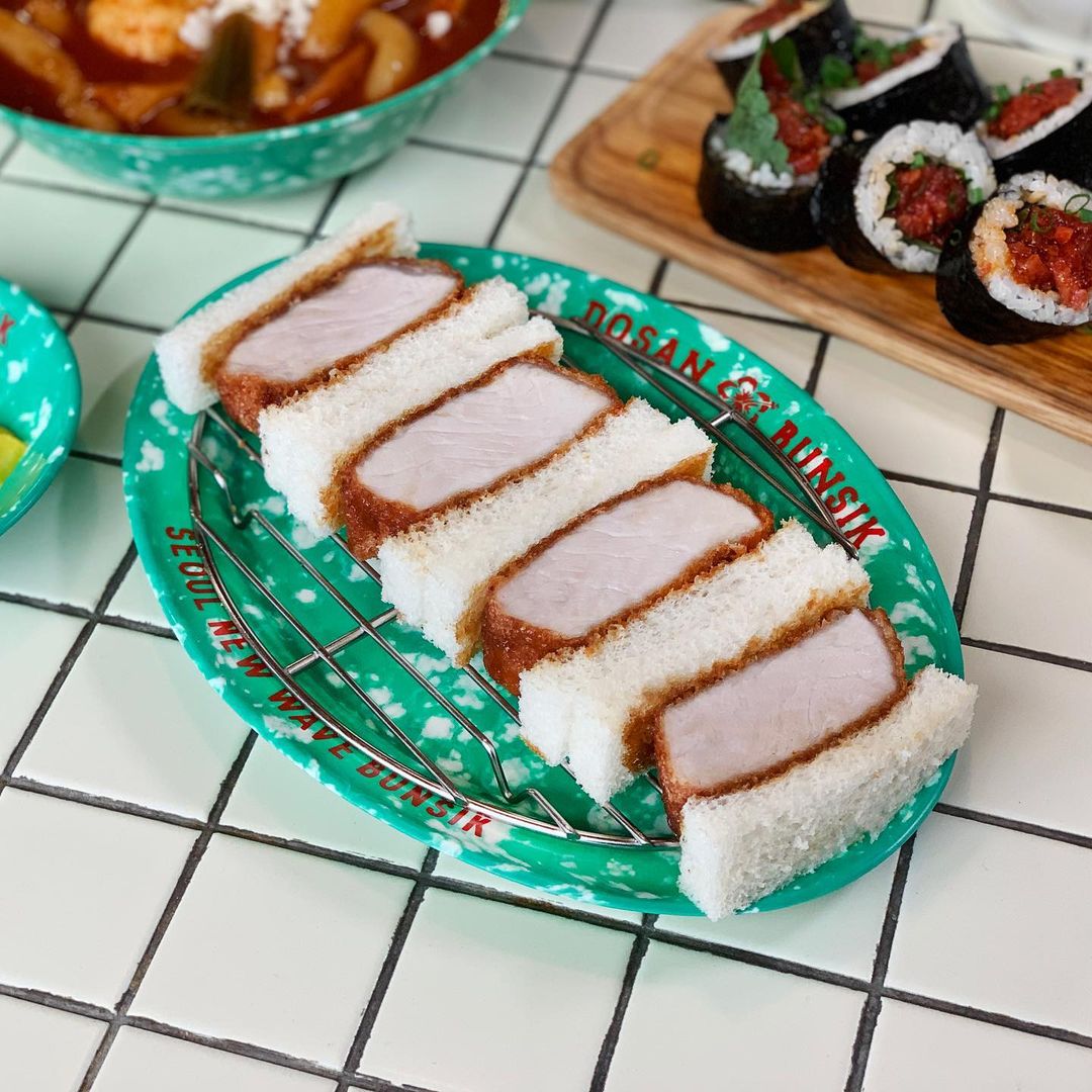 줄서는식당 육회김밥, 어묵튀김 옛날 떡볶이, 돈까스 샌드, 육개장 라면, 명란 에그라이스 맛있는 레트로 분식집 압구정로데오 맛집 소개