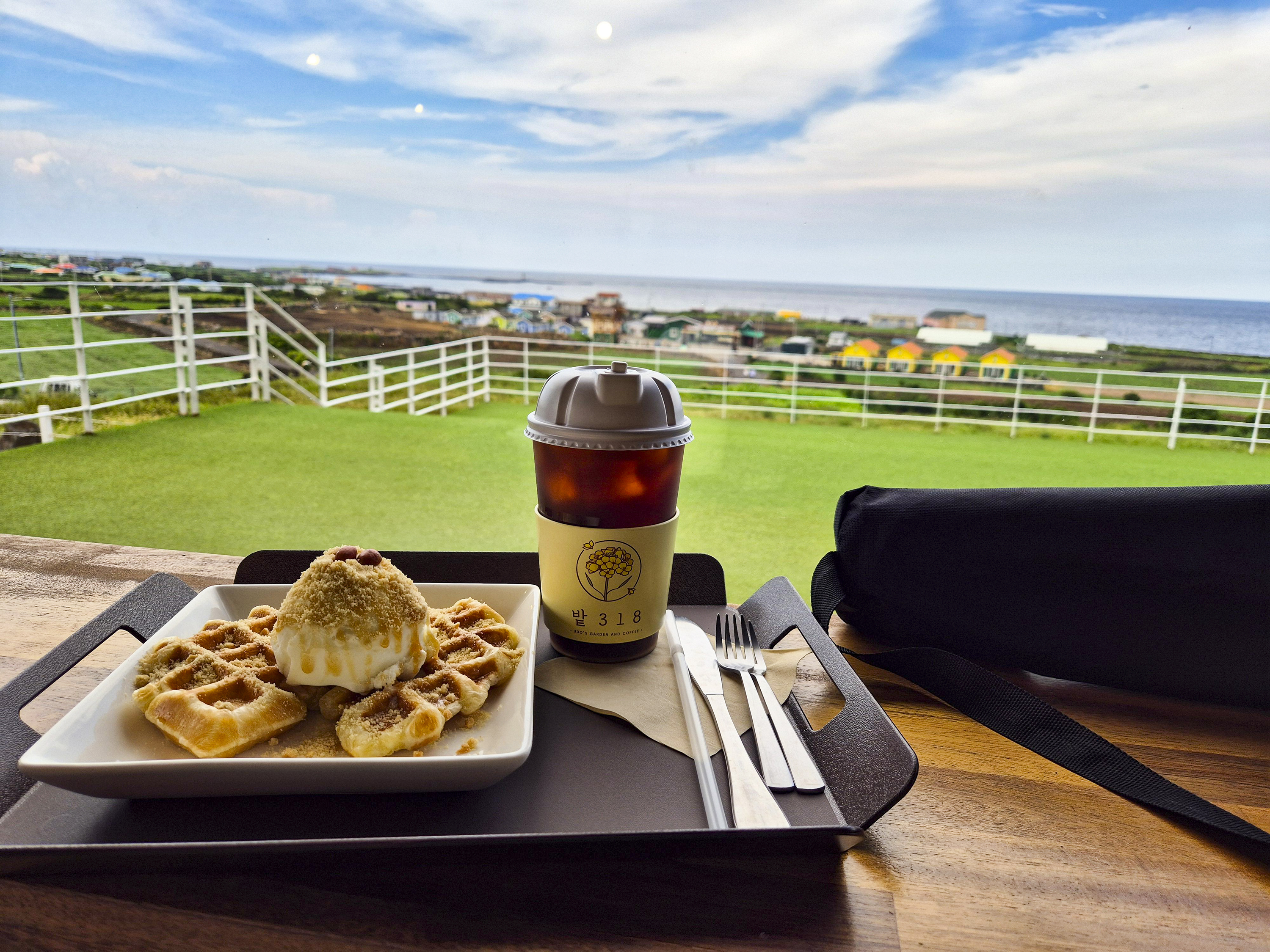 땅콩밭크로플+땅콩아이스크림 및 아이스아메리카노 모습